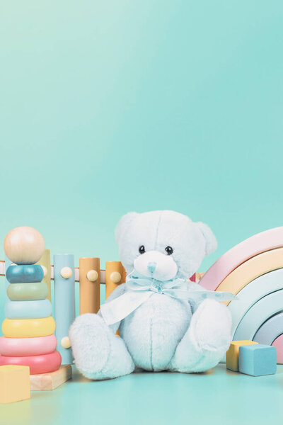 Детская коллекция игрушек. Медведь, деревянная радуга, поезд и детские игрушки на светло-голубом фоне