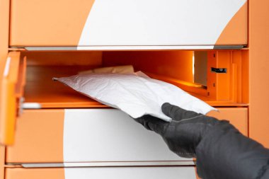 Otomatik self servis terminali ve paket depolama makinesi açık havada kadın alımı
