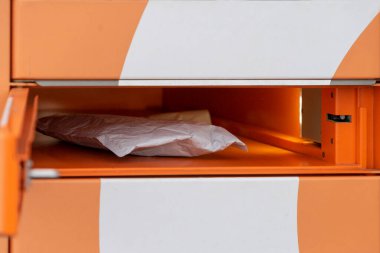 Otomatik self servis posta terminali ve paket depolama makinesinin açık kutusuna paketle