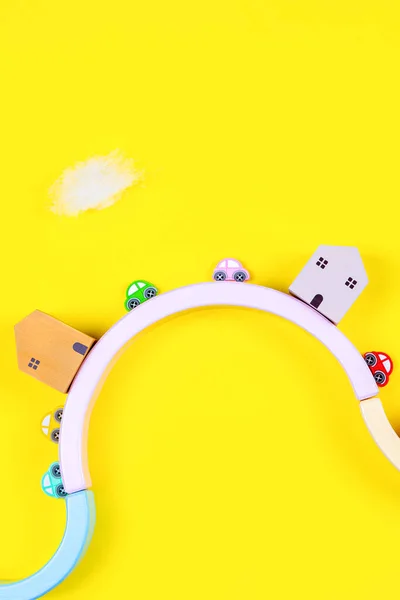 Gyerek játékok háttér fa házak és színes autók — Stock Fotó