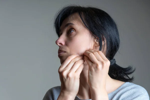 Face ioga, ginástica facial, rotina diária de autocuidado. Mulher caucasiana de meia idade realizando exercícios faciais em casa — Fotografia de Stock