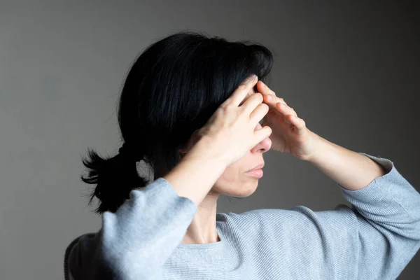 Yoga facial, gimnasia facial, rutina diaria de autocuidado. Mujer caucásica de mediana edad realizando ejercicios faciales en casa — Foto de Stock