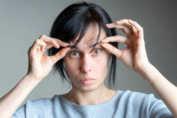 Yoga facial, gimnasia facial, rutina diaria de autocuidado. Mujer caucásica de mediana edad realizando ejercicios faciales en casa — Foto de Stock