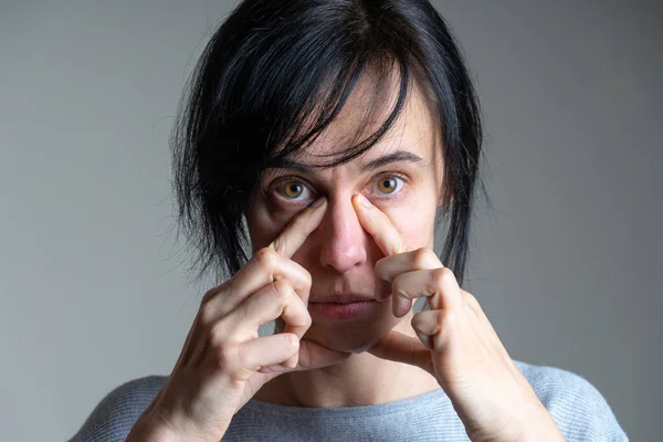 Yoga facial, gimnasia facial, rutina diaria de autocuidado. Mujer caucásica de mediana edad realizando ejercicios faciales en casa — Foto de Stock