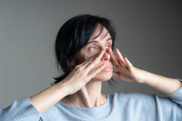 Face ioga, ginástica facial, rotina diária de autocuidado. Mulher caucasiana de meia idade realizando exercícios faciais em casa — Fotografia de Stock