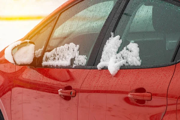Červené auto se sněhem během sněhového dne v zimním čase — Stock fotografie