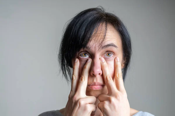 Yoga facial, gimnasia facial, rutina diaria de autocuidado. Mujer caucásica de mediana edad realizando ejercicios faciales en casa — Foto de Stock