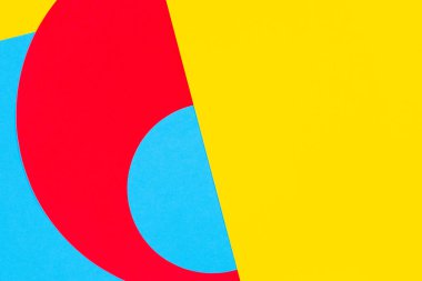 Soyut geometrik moda kağıtları arka plan sarı, kırmızı, açık mavi renklerle. Üst manzara, düz uzanma