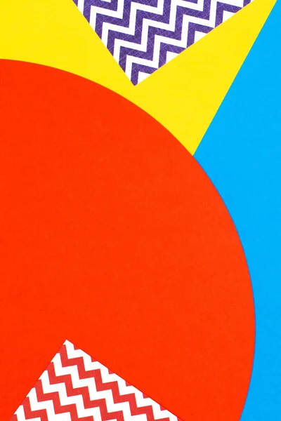 Αφηρημένο γεωμετρικό φόντο χαρτί μόδας υφή σε κίτρινο, κόκκινο, μπλε χρώματα. Πάνω άποψη, επίπεδη lay — Φωτογραφία Αρχείου
