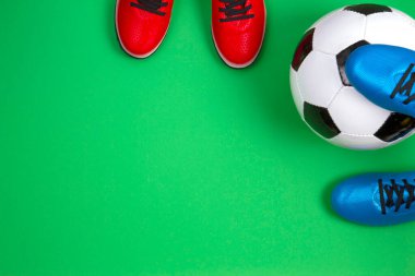 Futbol sporu geçmişi. Top görüntüden futbol topuna ve yeşil arka plandaki botlara