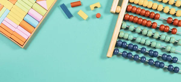 Bebé niños juguetes fondo. Abacus y cubos de madera sobre fondo azul claro. Vista superior — Foto de Stock