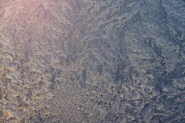 Surface gelée avec motif glacé sur le verre de fenêtre dans la journée froide d'hiver — Photo