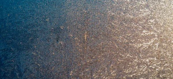 Surface gelée avec motif glacé sur le verre de fenêtre dans la journée froide d'hiver — Photo