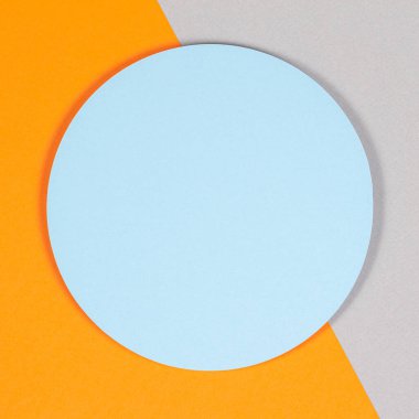 Yumuşak açık mavi, pastel gri ve turuncu renkli kağıdın soyut geometrik dokusu. Üst manzara, düz uzanma