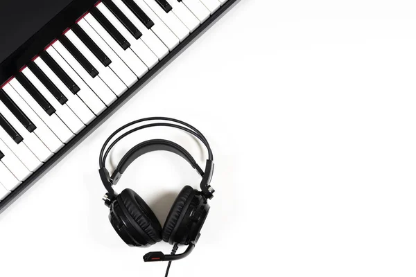 음악 배경. 블랙 디지털 피아노와 헤드폰에 흰색 배경 마이크가 있습니다. 위에서 본 풍경 — 스톡 사진