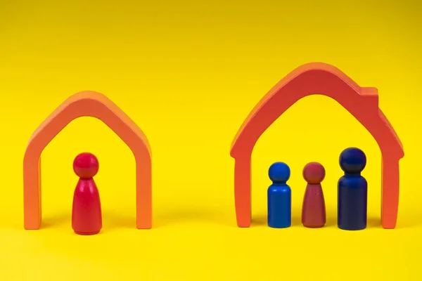 Figuras de madeira, família de pessoas em miniatura no fundo amarelo. Divórcio, conflito entre pais, custódia dos filhos após o divórcio — Fotografia de Stock
