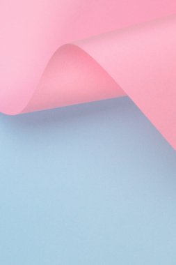 Mavi ve yeşil renkli kağıt üzerinde soyut geometrik pembe kağıt biçimi