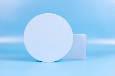 Geometrik şekilli soyut arkaplan modayı bileşimi. Sergi podyumu, açık mavi arkaplanda ürün sunumu platformu