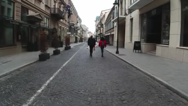Vilnius, Litvanya - 10 Kasım 2020: Salgın Covid19 Coronavirus karantina salgını sırasında çok az kişiyle Vilnius caddesine bakın — Stok video