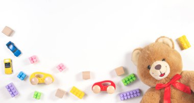 Bebek oyuncakları beyaz arka planda çerçevelenmiş. Üst Manzara. Düz yatıyordu.