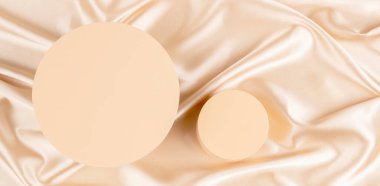 Pastel ipek saten arka planda Geometrik platform podyumu. Boş asgari silindir biçimi kozmetik ürün sunumu için arka plan oluşturur