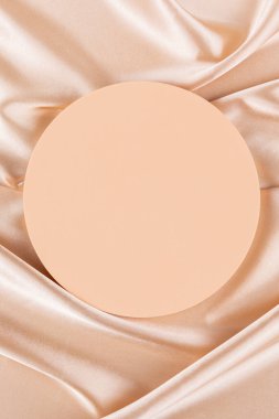 Pastel ipek saten arka planda Geometrik platform podyumu. Boş asgari silindir biçimi kozmetik ürün sunumu için arka plan oluşturur