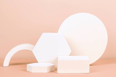 Soyut geometrik pastel renk ürünü, podyum platformlarını pastel renk arka planında gösterir