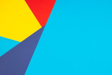 Renkli kağıtlar geometri düz kompozisyon arkaplan sarı, kırmızı ve mavi tonlu