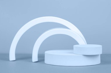 Açık mavi arkaplanda geometrik podyum. Kozmetik ürün sunumu için boş gösteri platformu, tanıtım satışı