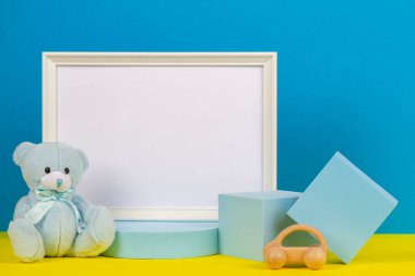 Oyuncak bebek arka planı boş beyaz ahşap çerçeve, eğitici oyuncaklar ve geometrik şekiller podyum platformları.
