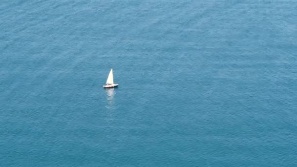 Utsikt over småbåter som seiler på tropisk turkis sjøvann og vind som lager små bølger på havoverflaten. Sommerferie, eksotisk reisemål – stockvideo