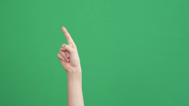 Kid mão apontando para alguém ou algo sobre croma chave verde tela de fundo — Vídeo de Stock