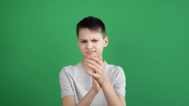 Irriterad missnöjd skeptisk tonåring klappar händerna över grön skärm bakgrund — Stockvideo