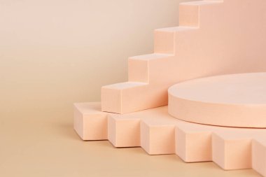 Geometrik şekilli soyut arkaplan modayı, podyum, pastel bej arkaplan platformu