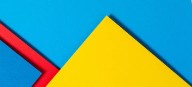 Soyut renk kağıtları geometri düz kompozisyon arkaplan mavi, sarı ve kırmızı renk tonlarıyla