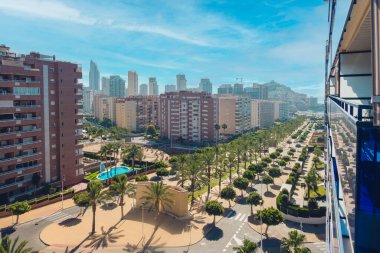 Güneşli bir günde apartmanın balkonundan Benidorm, Finestrat ve La Cala Villajoyosa gökdelenlerine bakın.