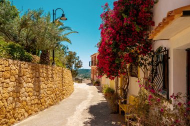 Finestrat, Alicante bölgesi, İspanya. Güneşli bir günde Güzel küçük Finestrat köyü Eski kasaba caddesi