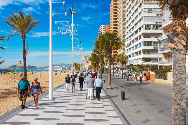 Benidorm, Spanien - 25. Februar 2020: Die Menschen genießen den sonnigen Tag am Levante-Strand im beliebten spanischen Ferienort Benidorm, Alicante, Spanien — Stockfoto
