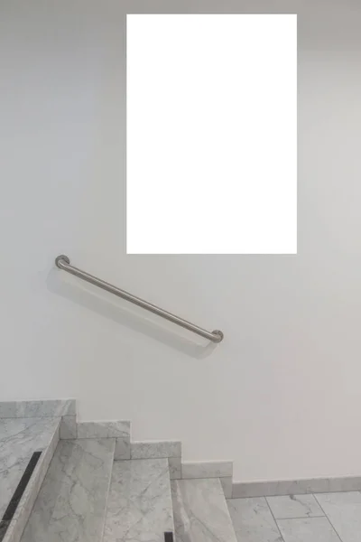 Mock up tom affisch på väggen inne i byggnaden nära trappan — Stockfoto