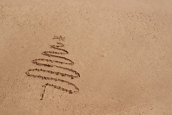 Новорічна ялинка намальована в піску на пляжі — стокове фото