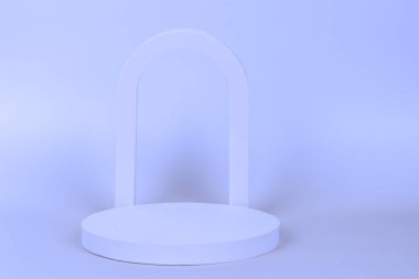 Geometrik şekilli soyut arkaplan modayı bileşimi. Sergi podyumu, açık mor arkaplan üzerine ürün sunumu platformu