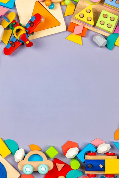 Oyuncak bebek çerçevesi. Renkli eğitici ahşap plastik ve gri arka plandaki çocuklar için tüylü oyuncaklar. Üst manzara, düz uzanma — Stok fotoğraf