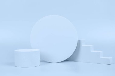 Açık mavi zemin üzerinde soyut boş geometrik şekilli podyum platformu. Minimum farklı şekiller sahne duruşu