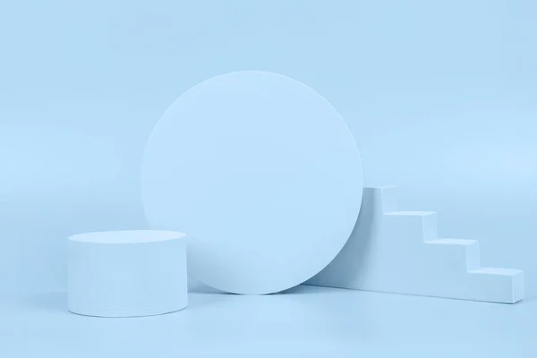 Abstrato plataforma de pódio forma geométrica vazia sobre fundo azul claro. Mínimo diferentes formas palco vitrine stands — Fotografia de Stock