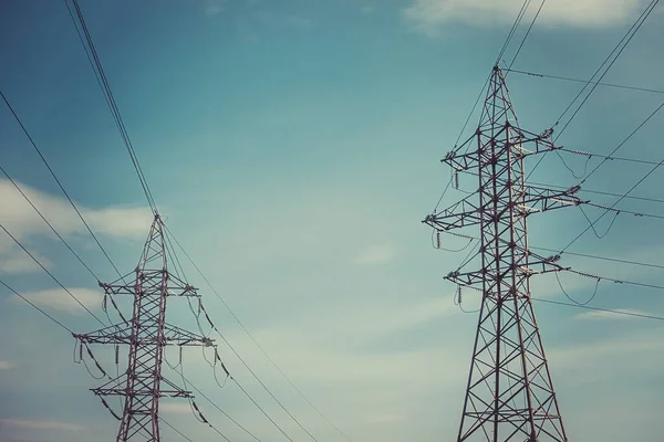 Alta tensão de nylon elétrico e fio elétrico com fundo azul céu. Torre de grade de alta tensão com cabo de arame na estação de distribuição da cidade — Fotografia de Stock