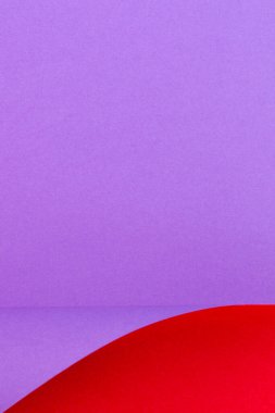 Soyut renkli geometrik şekiller dikey arkaplan kırmızı ve mor renklerde