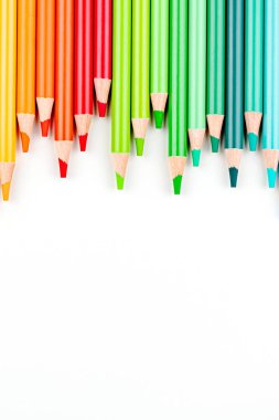 Beyaz arka planda renkli kalemler. Üst görünüm, alanı kopyala