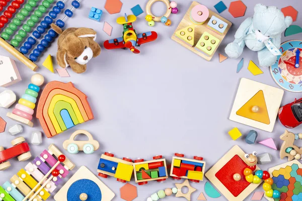 Babyspeelgoedlijst. Kleurrijk educatief houten plastic en pluizig speelgoed voor kinderen op grijze achtergrond. Bovenaanzicht — Stockfoto