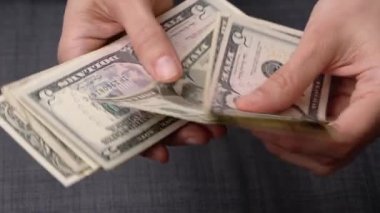 Kadınların elleri nakit para sayarken ellerinde banknotlar vardı. Yukarıdan bak. 4k video