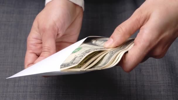 Mains féminines comptant les billets en dollars américains dans une enveloppe blanche. Économie, budget familial, crise, économie souterraine — Video